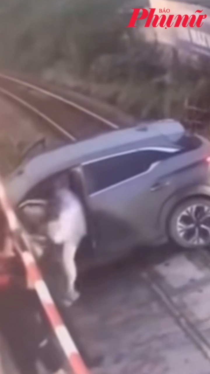 Hà Nội: Tàu hoả tông ô tô, tài xế thoát nạn trong gang tấc