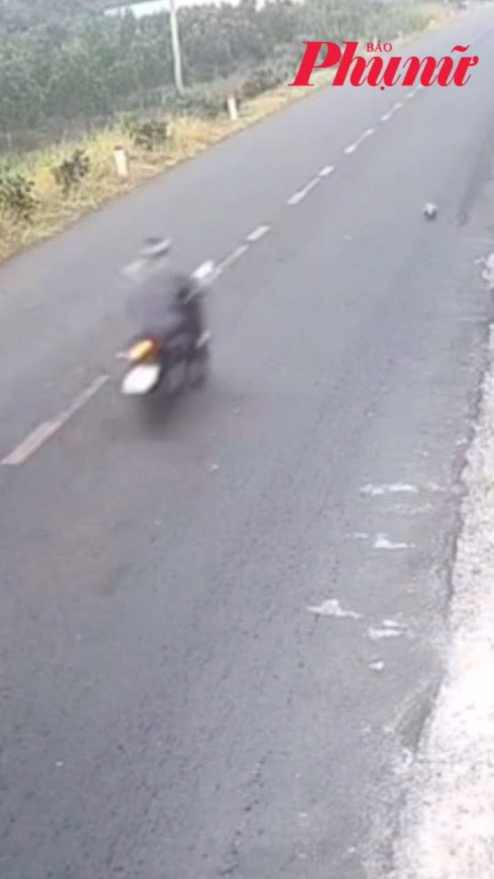 Vĩnh Long: Em bé đá bóng khiến người chạy xe máy gặp nạn, không qua khỏi