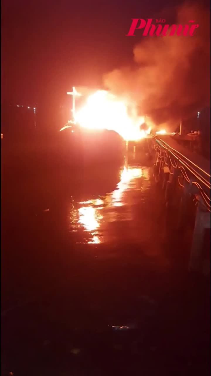 Tàu cá bốc cháy dữ dội tại Huế, ngư dân may mắn thoát nạn