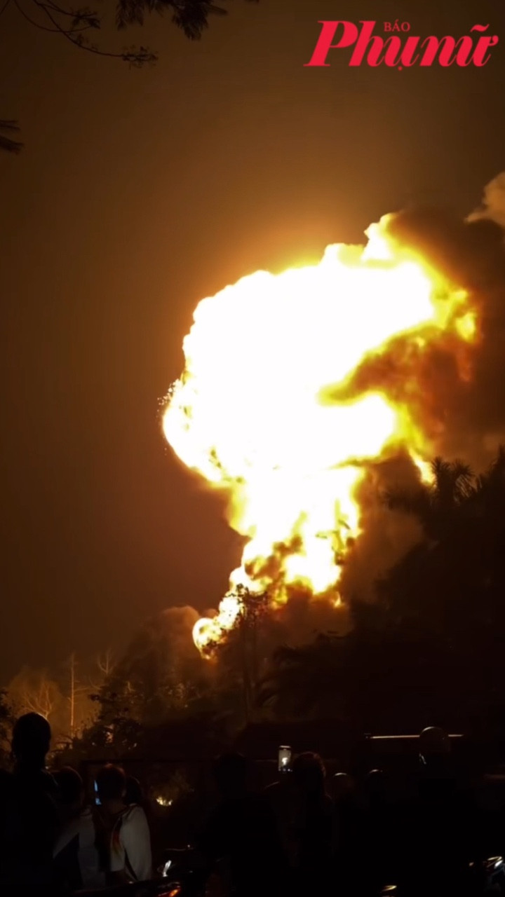 Hà Nội: Kho sơn cháy như quả cầu lửa khổng lồ