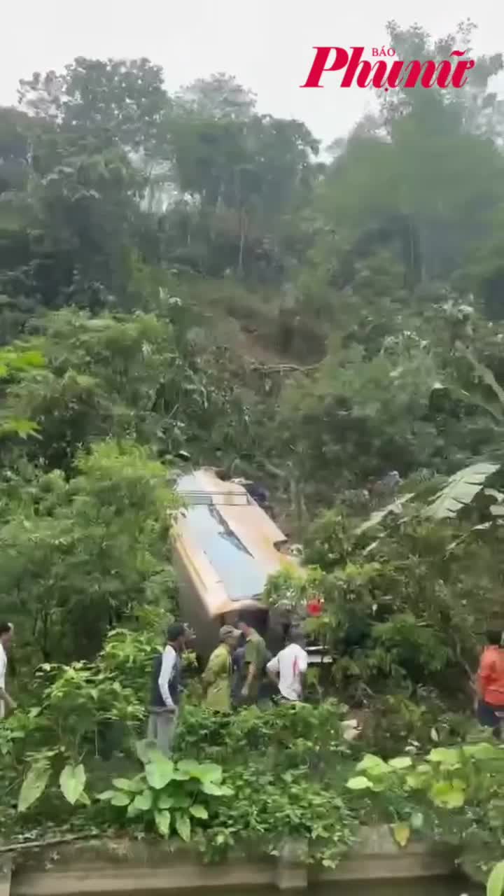 Hiện trường xe khách chở 25 người lao xuống vực sâu trăm mét ở Sơn La