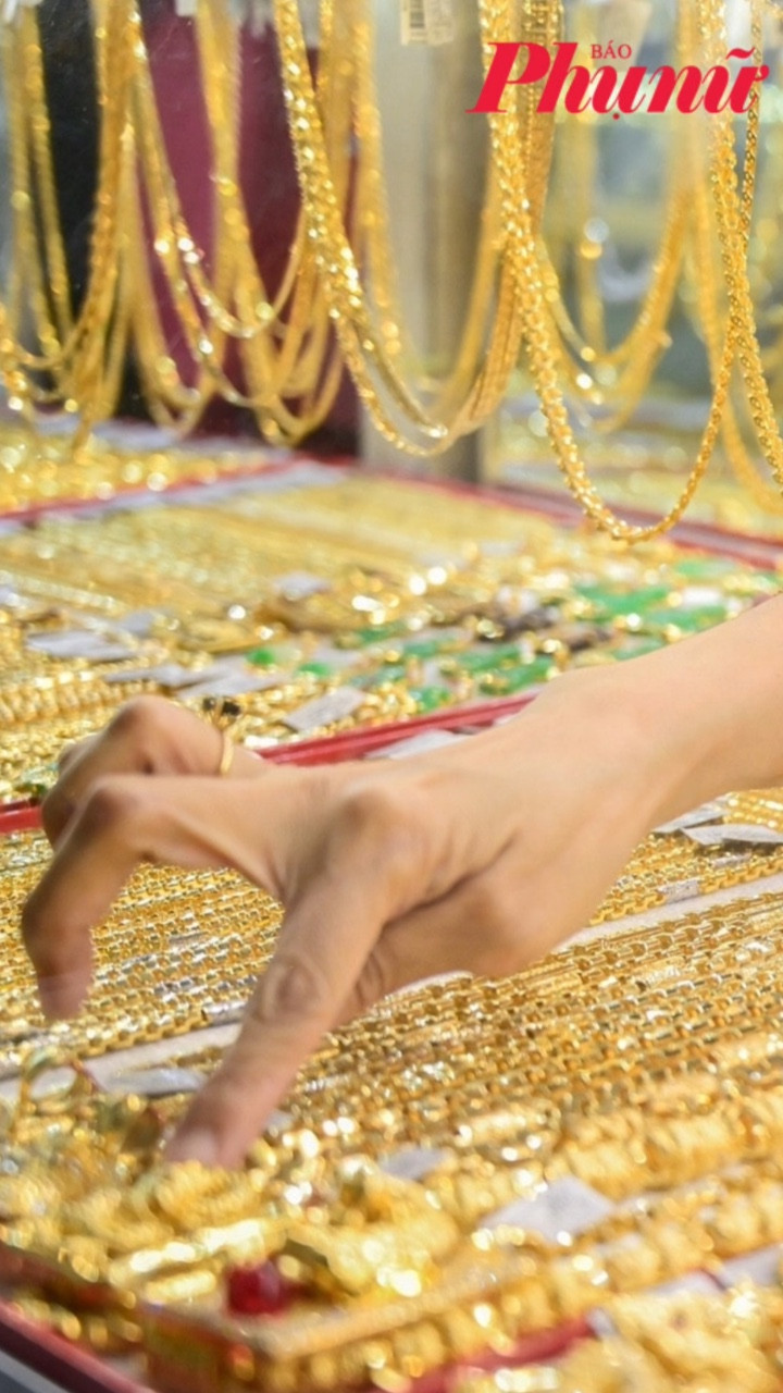 Giá vàng ngày 29/4: Vàng trong nước và thế giới rớt giá không phanh