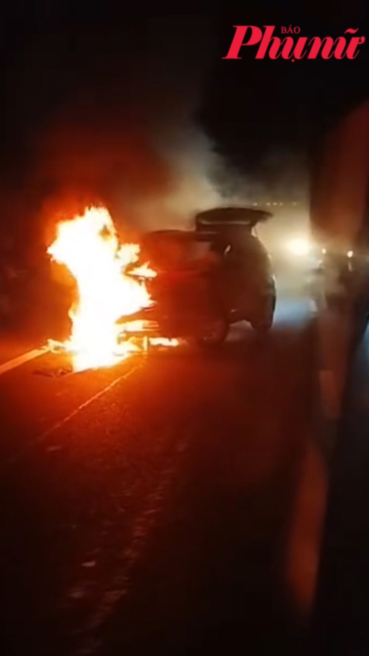 Ô tô cháy rụi trên cao tốc Trung Lương - Mỹ Thuận, gây ùn tắc 10 km