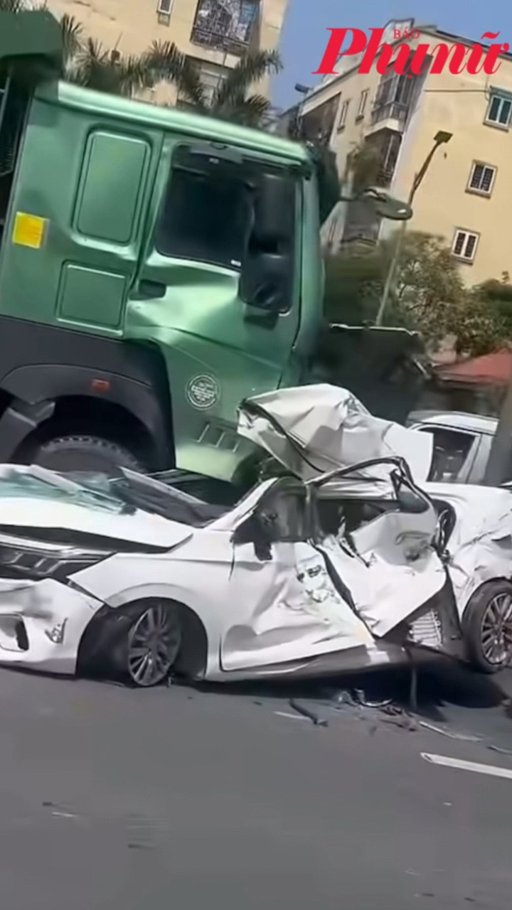 Ô tô bẹp dúm sau tai nạn liên hoàn ở Hà Nội, tài xế sống sót thần kỳ