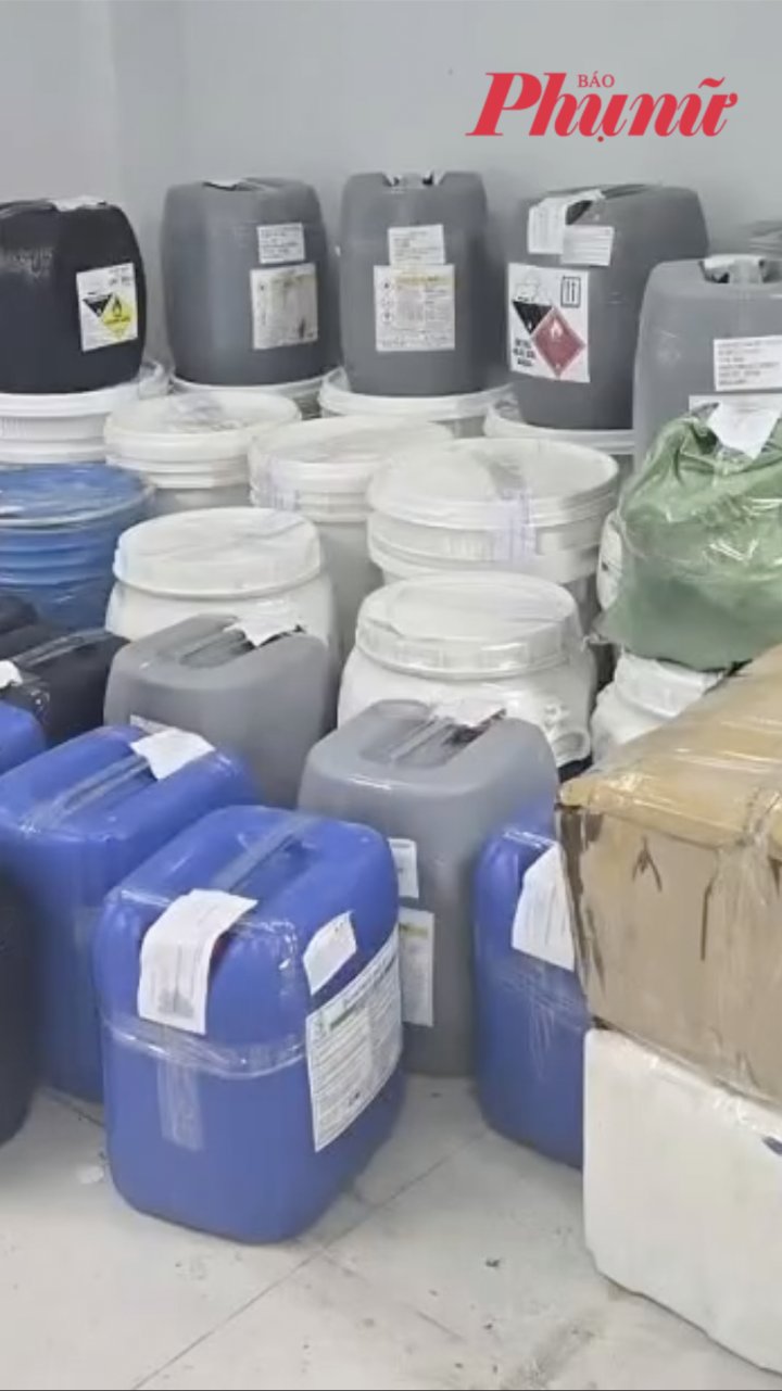 Công an TPHCM triệt phá cơ sở pha chế giấm giả từ axit công nghiệp