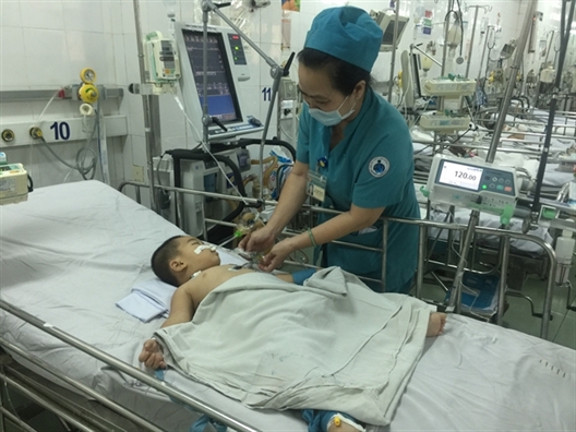 Hóc hạt na, bé 2 tuổi ngưng tim ngưng thở Hoc hat na, be 2 tuoi ngung tim ngung tho