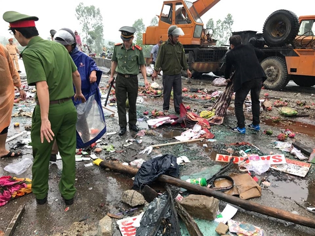 Vụ xe khách gặp nạn 10 người thương vong: Trên xe có tiếng nổ lớn Vu xe khach gap nan 10 nguoi thuong vong: Tren xe co tieng no lon
