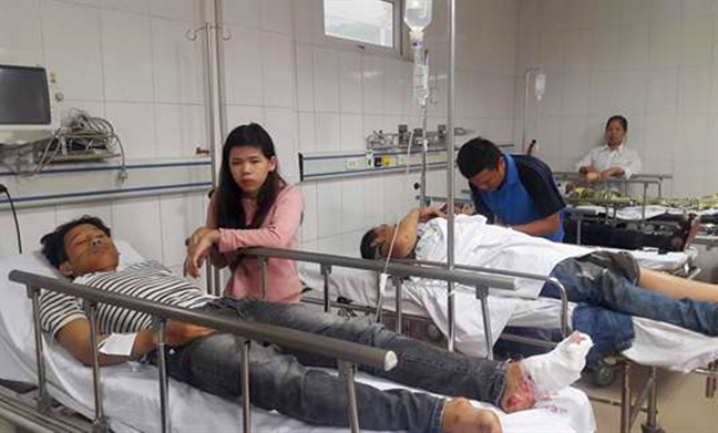 Vụ xe khách gặp nạn 10 người thương vong: Trên xe có tiếng nổ lớn Vu xe khach gap nan 10 nguoi thuong vong: Tren xe co tieng no lon