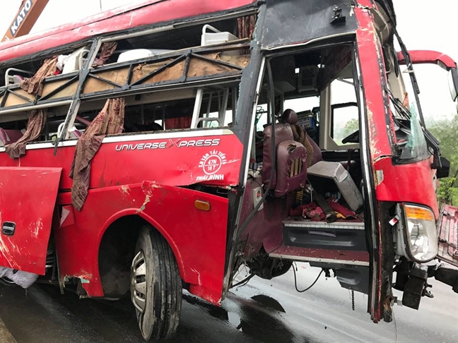 Vụ xe khách gặp nạn 10 người thương vong: Trên xe có tiếng nổ lớn Vu xe khach gap nan 10 nguoi thuong vong: Tren xe co tieng no lon