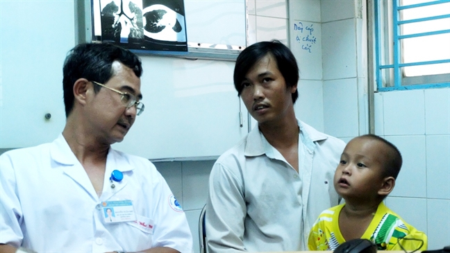 Sặc cây kèn trong phổi, bác sĩ bảo viêm phế quản Sac cay ken trong phoi, bac si bao viem phe quan