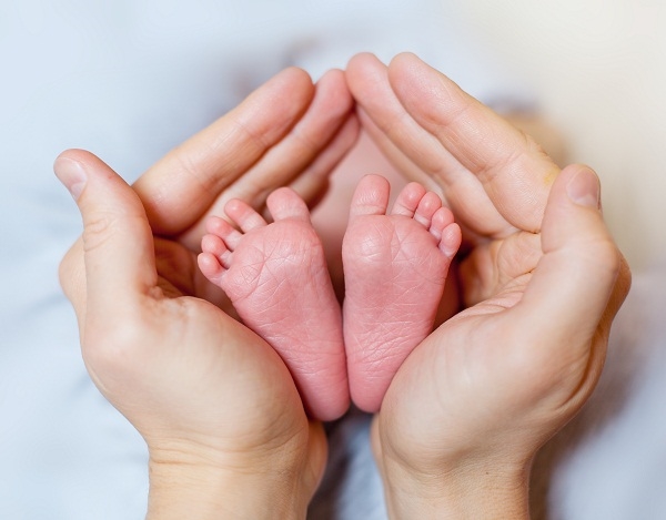 Cha mẹ có biết: làn da bé sinh non cần được nâng niu? Cha me co biet: lan da be sinh non can duoc nang niu?
