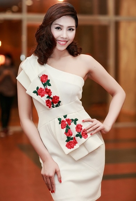 Kiểu váy áo giúp nàng khoe xương quai xanh quyến rũ Kieu vay ao giup nang khoe xuong quai xanh quyen ru