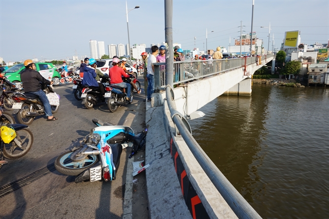 Sẽ khảo sát lan can nhiều cây cầu sau vụ hai thanh niên bay xuống kênh Se khao sat lan can nhieu cay cau sau vu hai thanh nien bay xuong kenh