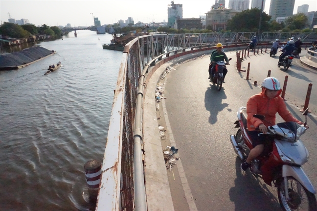Sẽ khảo sát lan can nhiều cây cầu sau vụ hai thanh niên bay xuống kênh Se khao sat lan can nhieu cay cau sau vu hai thanh nien bay xuong kenh