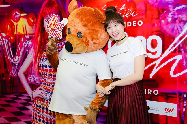 Mẹ Hari Won âm thầm đến chúc mừng con gái Me Hari Won am tham den chuc mung con gai
