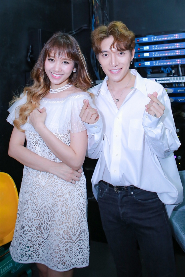 Trấn Thành tình cảm song ca cùng bà xã Hari Won trong buổi fan meeting Tran Thanh tinh cam song ca cung ba xa Hari Won trong buoi fan meeting