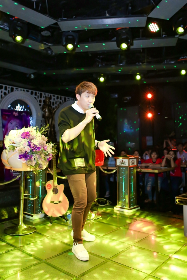 Trấn Thành tình cảm song ca cùng bà xã Hari Won trong buổi fan meeting Tran Thanh tinh cam song ca cung ba xa Hari Won trong buoi fan meeting