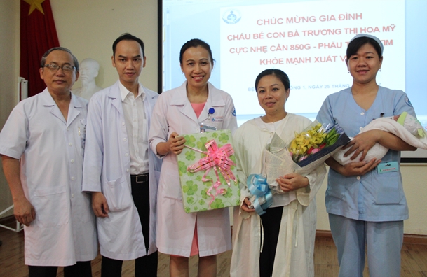 Bé gái sinh non chưa được 1 ký bị bệnh tim bẩm sinh đã xuất viện Be gai sinh non chua duoc 1 ky bi benh tim bam sinh da xuat vien