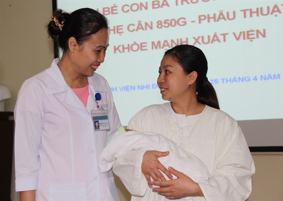 Bé gái sinh non chưa được 1 ký bị bệnh tim bẩm sinh đã xuất viện Be gai sinh non chua duoc 1 ky bi benh tim bam sinh da xuat vien