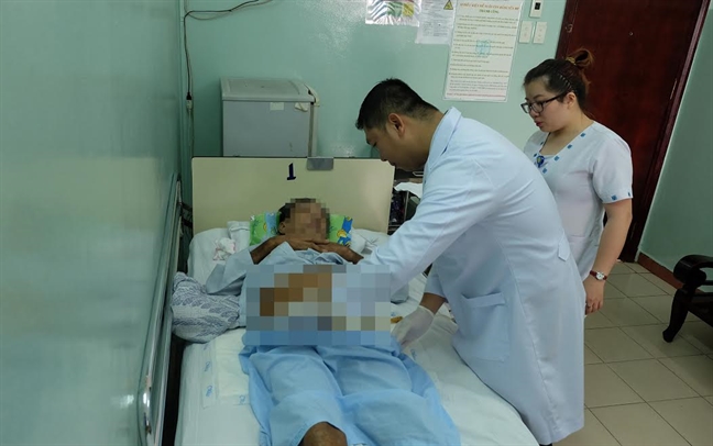 Mắc bệnh hiếm, người đàn ông bỗng hoại tử dương vật và hậu môn Mac benh hiem, nguoi dan ong bong hoai tu duong vat va hau mon