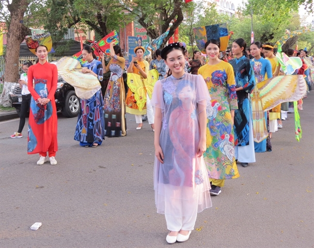 Lễ rước vinh danh nghệ nhân làng nghề trong Festival Huế 2017 Le ruoc vinh danh nghe nhan lang nghe trong Festival Hue 2017