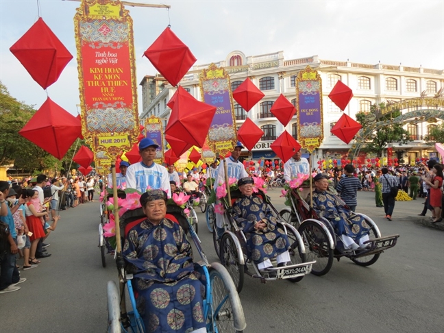 Lễ rước vinh danh nghệ nhân làng nghề trong Festival Huế 2017 Le ruoc vinh danh nghe nhan lang nghe trong Festival Hue 2017
