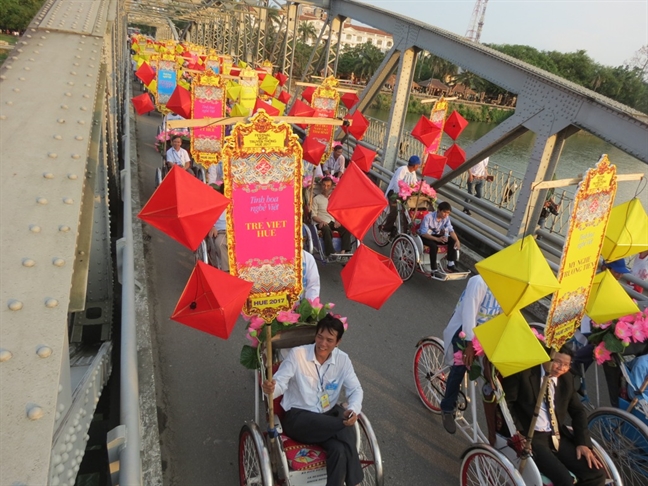Lễ rước vinh danh nghệ nhân làng nghề trong Festival Huế 2017 Le ruoc vinh danh nghe nhan lang nghe trong Festival Hue 2017