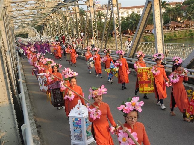 Lễ rước vinh danh nghệ nhân làng nghề trong Festival Huế 2017 Le ruoc vinh danh nghe nhan lang nghe trong Festival Hue 2017