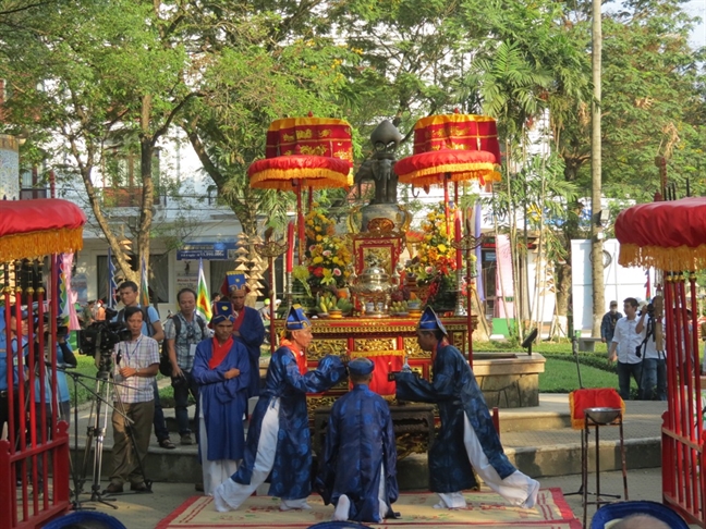 Lễ rước vinh danh nghệ nhân làng nghề trong Festival Huế 2017 Le ruoc vinh danh nghe nhan lang nghe trong Festival Hue 2017