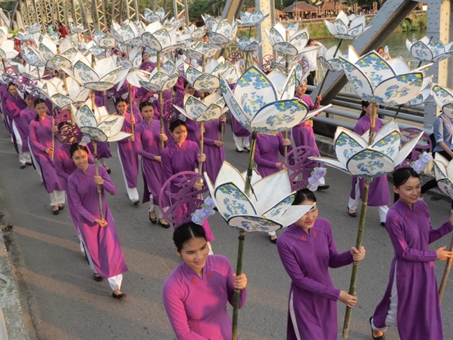 Lễ rước vinh danh nghệ nhân làng nghề trong Festival Huế 2017 Le ruoc vinh danh nghe nhan lang nghe trong Festival Hue 2017