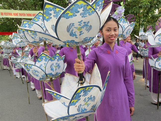 Lễ rước vinh danh nghệ nhân làng nghề trong Festival Huế 2017 Le ruoc vinh danh nghe nhan lang nghe trong Festival Hue 2017