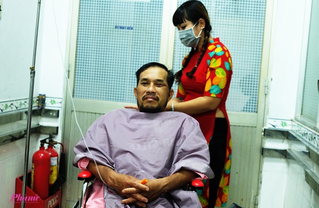 Được phục vụ cắt tóc, cạo râu, gội đầu tận giường bệnh Duoc phuc vu cat toc, cao rau, goi dau tan giuong benh