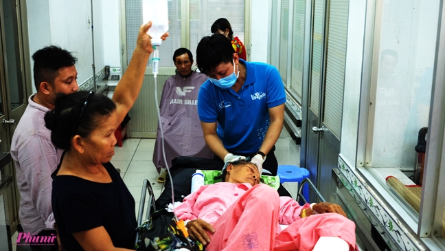 Được phục vụ cắt tóc, cạo râu, gội đầu tận giường bệnh Duoc phuc vu cat toc, cao rau, goi dau tan giuong benh