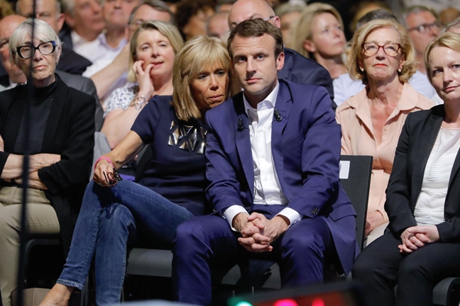 Tổng thống Pháp Macron tiết lộ chuyện yêu với vợ hơn 24 tuổi Tong thong Phap Macron tiet lo chuyen yeu voi vo hon 24 tuoi