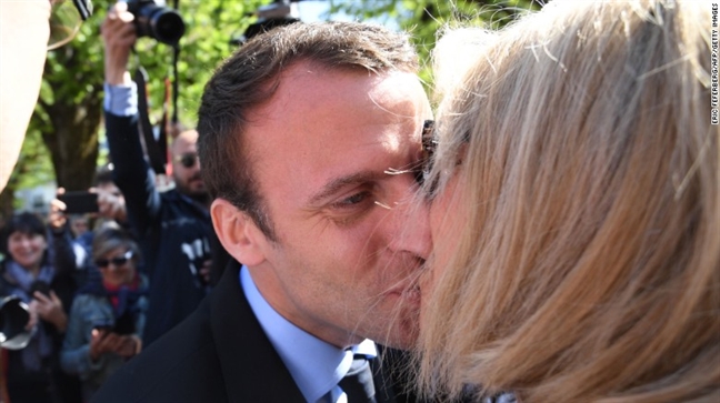 Tổng thống Pháp Macron tiết lộ chuyện yêu với vợ hơn 24 tuổi Tong thong Phap Macron tiet lo chuyen yeu voi vo hon 24 tuoi