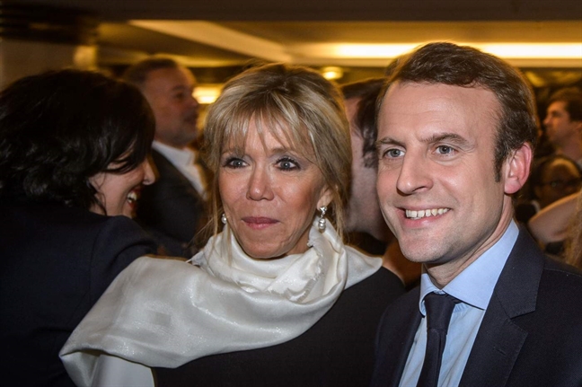 Tổng thống Pháp Macron tiết lộ chuyện yêu với vợ hơn 24 tuổi Tong thong Phap Macron tiet lo chuyen yeu voi vo hon 24 tuoi
