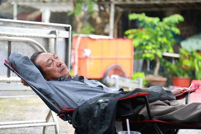 Nghệ sĩ Lê Bình chỉ còn nghe được một tai Nghe si Le Binh chi con nghe duoc mot tai