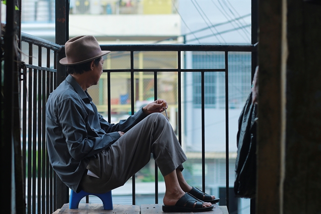 Nghệ sĩ Lê Bình chỉ còn nghe được một tai Nghe si Le Binh chi con nghe duoc mot tai