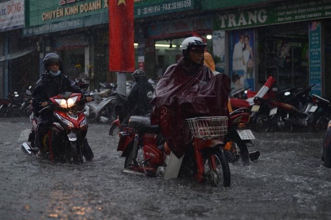 TPHCM mưa trắng trời, nhiều tuyến đường ngập nặng TPHCM mua trang troi, nhieu tuyen duong ngap nang