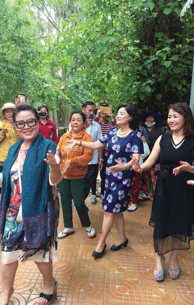 Ấm tình nghệ sĩ Am tinh nghe si