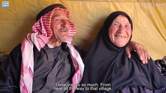 Lưu lạc vì chiến tranh, cặp vợ chồng già Syria vẫn may mắn bên nhau Luu lac vi chien tranh, cap vo chong gia Syria van may man ben nhau