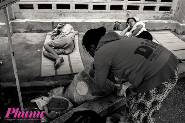 Mẹ dắt con đi Me dat con di