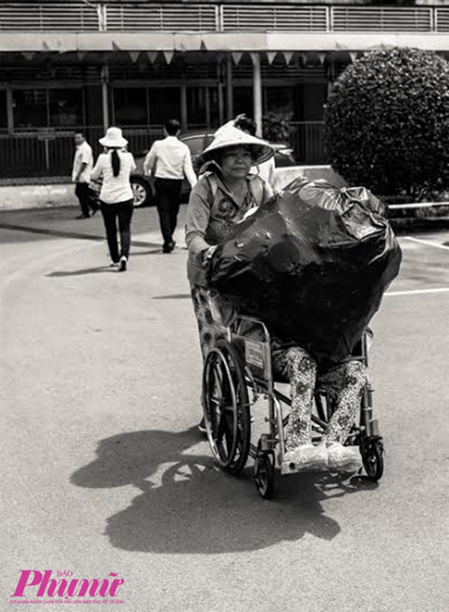 Mẹ dắt con đi Me dat con di