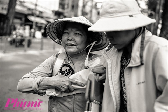 Mẹ dắt con đi Me dat con di