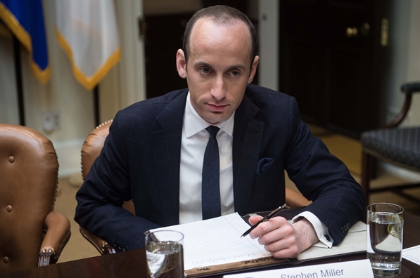 Người chống Hồi giáo viết diễn văn cho ông Trump đọc trước thế giới Hồi giáo Nguoi chong Hoi giao viet dien van cho ong Trump doc truoc the gioi Hoi giao