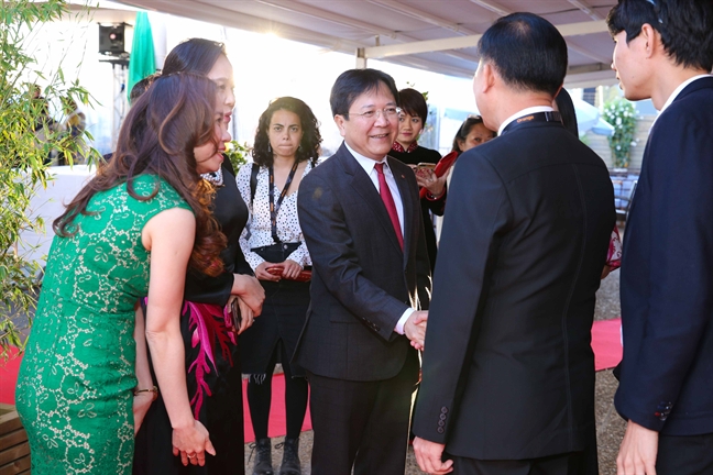 Khách mời tại LHP Cannes ấn tượng với phở và nem rán của Việt Nam Khach moi tai LHP Cannes an tuong voi pho va nem ran cua Viet Nam