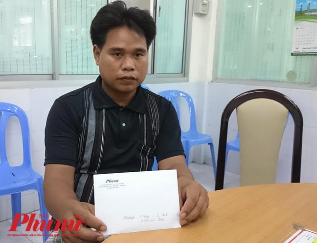 Báo Phụ Nữ trao tiền cho người cha đổi bắp lấy tiền chữa bệnh cho con Bao Phu Nu trao tien cho nguoi cha doi bap lay tien chua benh cho con