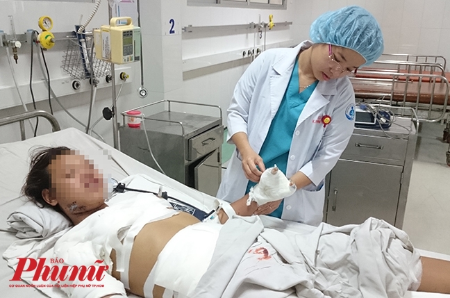Báo Phụ Nữ trao tiền cho người cha đổi bắp lấy tiền chữa bệnh cho con Bao Phu Nu trao tien cho nguoi cha doi bap lay tien chua benh cho con