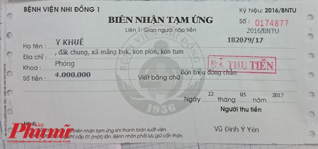 Báo Phụ Nữ trao tiền cho người cha đổi bắp lấy tiền chữa bệnh cho con Bao Phu Nu trao tien cho nguoi cha doi bap lay tien chua benh cho con