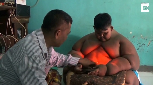 Bé trai 10 tuổi nặng 190kg vì nghiện nước ngọt và mì ăn liền Be trai 10 tuoi nang 190kg vi nghien nuoc ngot va mi an lien